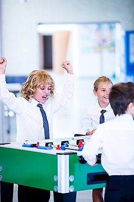 포토 JPG 서양인 외국인 학생 여자 남자 어린이 학교 놀이 실내 서기 웃음 상반신 앞모습 뒷모습 아웃포커스 10대 세명 친구 장난감 스쿨라이프 만세 즐거움 축구게임 국내포토 라이프스타일 교육 감정 뷰포인트 관계 모션 청소년 촬영기법 표정 사람 인종 내부 게임 파일형식