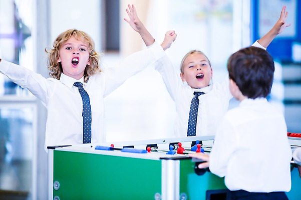 포토 JPG 서양인 외국인 학생 응시 여자 남자 어린이 학교 놀이 실내 서기 상반신 앞모습 뒷모습 10대 세명 친구 장난감 스쿨라이프 만세 즐거움 축구게임 국내포토 라이프스타일 시선 교육 감정 뷰포인트 관계 모션 청소년 사람 인종 내부 게임 파일형식