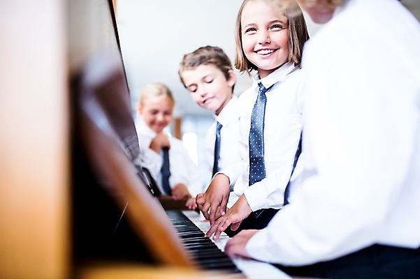 포토 JPG 서양인 외국인 학생 응시 여자 남자 어린이 악기 연주 학교 실내 서기 웃음 여러명 상반신 옆모습 아웃포커스 10대 친구 스쿨라이프 건반 피아노 집중 국내포토 라이프스타일 시선 교육 음악 뷰포인트 다수 컨셉 관계 모션 청소년 촬영기법 표정 사람 인종 내부 건반악기 파일형식