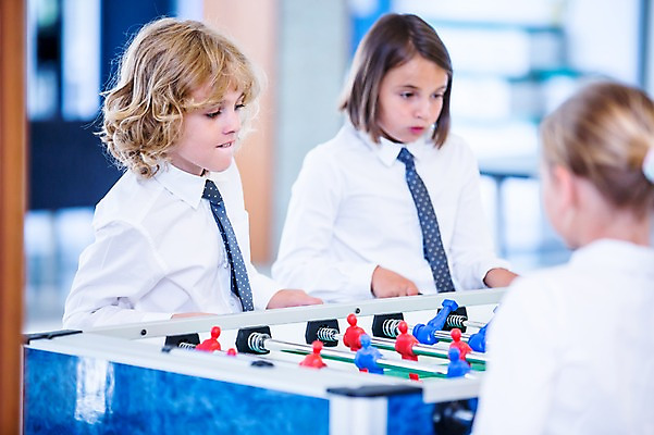 포토 JPG 서양인 외국인 학생 응시 여자 남자 어린이 학교 놀이 실내 서기 웃음 상반신 옆모습 뒷모습 아웃포커스 10대 세명 친구 장난감 스쿨라이프 집중 축구게임 국내포토 라이프스타일 시선 교육 뷰포인트 컨셉 관계 모션 청소년 촬영기법 표정 사람 인종 내부 게임 파일형식