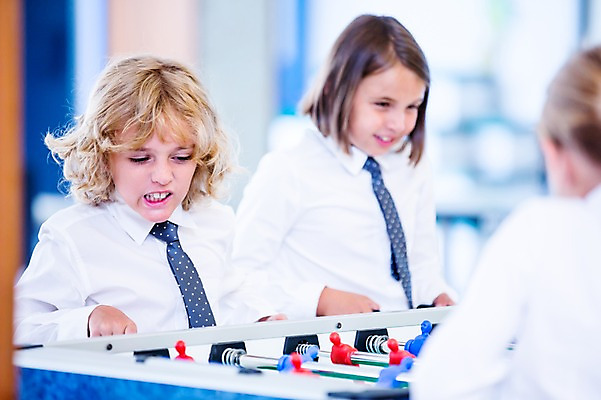 포토 JPG 서양인 외국인 학생 응시 여자 남자 어린이 학교 놀이 실내 서기 웃음 상반신 앞모습 뒷모습 아웃포커스 10대 세명 친구 장난감 스쿨라이프 집중 축구게임 국내포토 라이프스타일 시선 교육 뷰포인트 컨셉 관계 모션 청소년 촬영기법 표정 사람 인종 내부 게임 파일형식