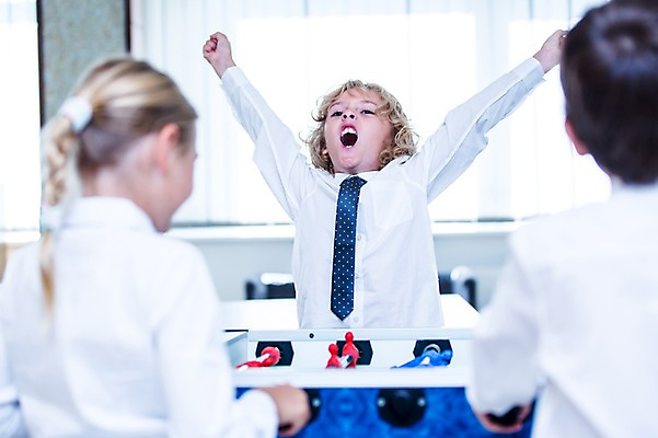 포토 JPG 서양인 외국인 학생 여자 남자 어린이 학교 놀이 실내 서기 웃음 상반신 앞모습 뒷모습 아웃포커스 10대 세명 친구 장난감 스쿨라이프 만세 축구게임 국내포토 라이프스타일 교육 뷰포인트 관계 모션 청소년 촬영기법 표정 사람 인종 내부 게임 파일형식