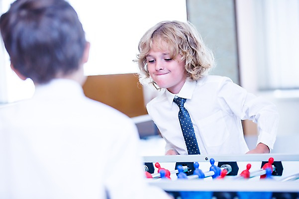 포토 JPG 서양인 외국인 학생 응시 여자 남자 어린이 학교 놀이 실내 서기 웃음 상반신 두명 앞모습 뒷모습 아웃포커스 10대 친구 장난감 스쿨라이프 집중 축구게임 국내포토 라이프스타일 시선 교육 뷰포인트 컨셉 관계 모션 청소년 촬영기법 표정 사람 인종 내부 게임 파일형식
