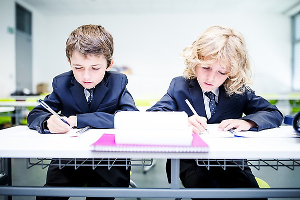 포토 JPG 서양인 외국인 학생 응시 남자 어린이 교실 학교 실내 앉기 상반신 두명 앞모습 10대 친구 스쿨라이프 공책 집중 책상 필통 십대남자만 국내포토 라이프스타일 시선 교육 뷰포인트 가구 컨셉 관계 모션 청소년 문구용품 학용품 사람 인종 내부 남자만 십대만 파일형식