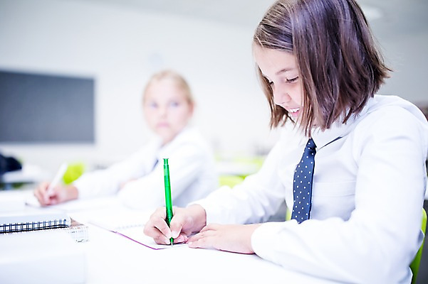포토 JPG 서양인 외국인 학생 응시 여자 어린이 교실 학교 실내 웃음 앉기 상반신 두명 옆모습 아웃포커스 10대 친구 스쿨라이프 기록 집중 십대여자만 국내포토 라이프스타일 시선 교육 뷰포인트 컨셉 관계 모션 청소년 촬영기법 표정 사람 인종 내부 여자만 십대만 파일형식