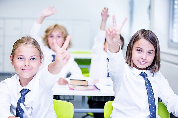 포토 JPG 서양인 외국인 학생 응시 여자 남자 교복 어린이 교실 학교 수업 실내 웃음 앉기 여러명 상반신 앞모습 10대 친구 스쿨라이프 손들기 발표 브이 국내포토 라이프스타일 시선 옷 교육 뷰포인트 다수 관계 모션 청소년 표정 사람 인종 손짓 내부 파일형식