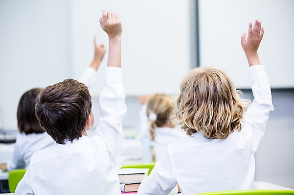 포토 JPG 서양인 외국인 학생 여자 남자 교복 어린이 교실 학교 수업 실내 앉기 여러명 상반신 뒷모습 아웃포커스 10대 친구 스쿨라이프 손들기 발표 국내포토 라이프스타일 옷 교육 뷰포인트 다수 관계 모션 청소년 촬영기법 사람 인종 내부 파일형식