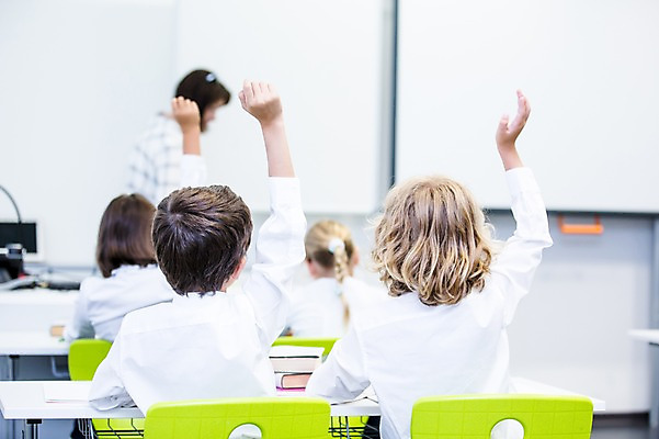 포토 JPG 서양인 외국인 학생 여자 남자 교복 어린이 교실 학교 수업 실내 서기 앉기 여러명 상반신 성인 뒷모습 아웃포커스 10대 친구 스쿨라이프 손들기 교사 발표 국내포토 직업 라이프스타일 옷 교육 뷰포인트 다수 관계 모션 청소년 촬영기법 사람 인종 내부 파일형식