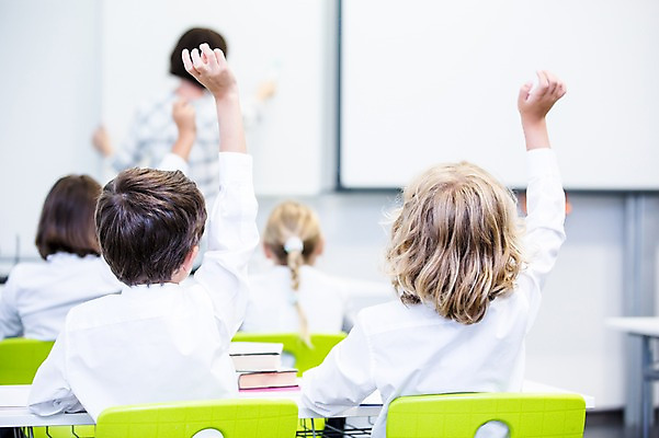 포토 JPG 서양인 외국인 학생 여자 남자 교복 어린이 교실 학교 수업 실내 서기 앉기 여러명 상반신 성인 뒷모습 아웃포커스 10대 친구 스쿨라이프 손들기 교사 발표 국내포토 직업 라이프스타일 옷 교육 뷰포인트 다수 관계 모션 청소년 촬영기법 사람 인종 내부 파일형식