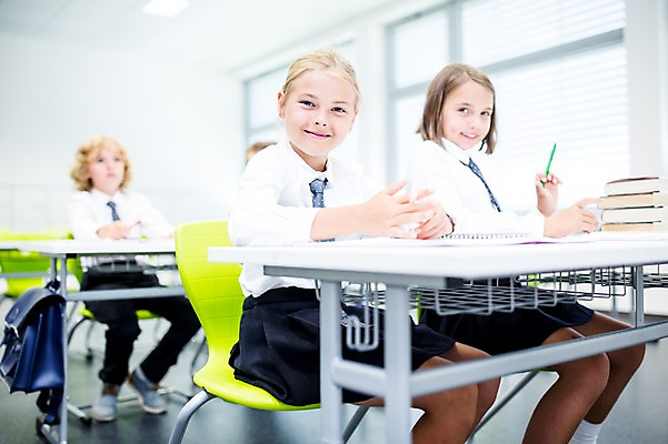 포토 JPG 전신 서양인 외국인 학생 응시 여자 남자 교복 어린이 교실 학교 수업 실내 웃음 앉기 상반신 앞모습 아웃포커스 10대 세명 친구 스쿨라이프 집중 국내포토 라이프스타일 시선 옷 교육 뷰포인트 컨셉 관계 모션 청소년 촬영기법 표정 사람 인종 내부 파일형식