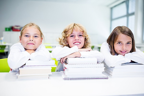 포토 JPG 서양인 외국인 학생 응시 여자 남자 교복 어린이 교실 학교 실내 웃음 앉기 상반신 앞모습 10대 세명 친구 스쿨라이프 턱괴기 국내포토 라이프스타일 시선 옷 교육 뷰포인트 관계 모션 청소년 표정 사람 인종 내부 파일형식