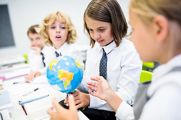 포토 JPG 서양인 외국인 학생 응시 여자 남자 교복 어린이 교실 학교 수업 실내 웃음 앉기 여러명 상반신 앞모습 옆모습 아웃포커스 10대 친구 지구본 스쿨라이프 공책 집중 국내포토 라이프스타일 시선 옷 교육 뷰포인트 다수 컨셉 관계 모션 청소년 문구용품 촬영기법 표정 사람 인종 내부 파일형식