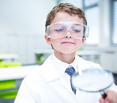 포토 JPG 서양인 외국인 학생 응시 남자 어린이 교실 학교 돋보기 실내 실험 한명 웃음 앉기 상반신 앞모습 10대 스쿨라이프 집중 보안경 십대남자한명만 국내포토 1 라이프스타일 시선 교육 뷰포인트 컨셉 모션 청소년 표정 사람 인종 내부 안전장비 남자한명만 십대남자만 파일형식