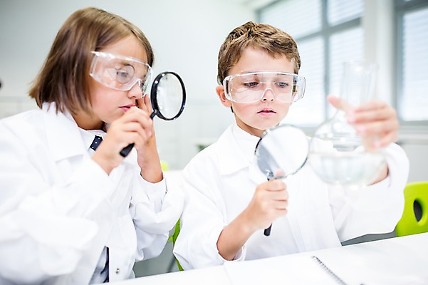 포토 JPG 서양인 외국인 학생 응시 여자 남자 어린이 교실 학교 돋보기 실내 실험 앉기 상반신 두명 앞모습 10대 친구 스쿨라이프 집중 보안경 둥근플라스크 국내포토 라이프스타일 시선 교육 뷰포인트 컨셉 관계 모션 청소년 사람 인종 내부 안전장비 플라스크 파일형식