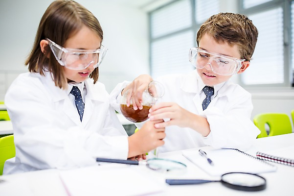 포토 JPG 서양인 외국인 학생 응시 여자 남자 어린이 교실 학교 돋보기 실내 실험 앉기 상반신 두명 앞모습 옆모습 10대 친구 스쿨라이프 실험복 집중 보안경 둥근플라스크 섞기 국내포토 라이프스타일 시선 교육 뷰포인트 컨셉 관계 모션 청소년 사람 인종 내부 가운 안전장비 플라스크 파일형식