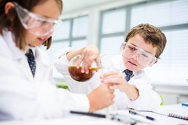 포토 JPG 서양인 외국인 학생 응시 여자 남자 어린이 교실 학교 돋보기 실내 실험 앉기 상반신 두명 앞모습 옆모습 10대 친구 스쿨라이프 실험복 집중 보안경 둥근플라스크 섞기 국내포토 라이프스타일 시선 교육 뷰포인트 컨셉 관계 모션 청소년 사람 인종 내부 가운 안전장비 플라스크 파일형식