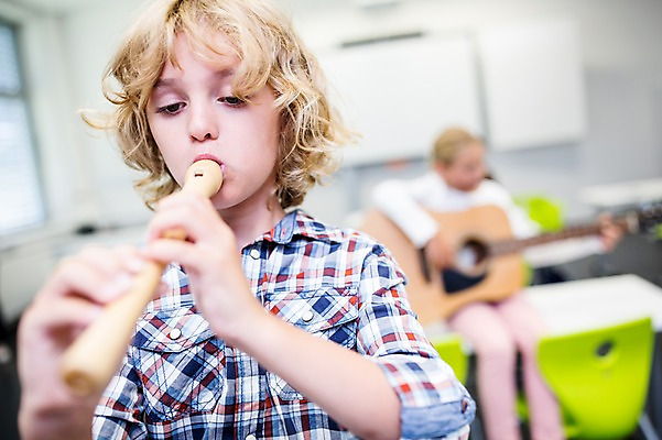 포토 JPG 서양인 외국인 학생 응시 남자 어린이 악기 연주 교실 학교 실내 웃음 앉기 상반신 두명 앞모습 10대 친구 스쿨라이프 불기 집중 리코더 십대남자한명만 국내포토 라이프스타일 시선 교육 음악 뷰포인트 컨셉 관계 모션 청소년 표정 사람 인종 내부 목관악기 남자한명만 십대남자만 파일형식