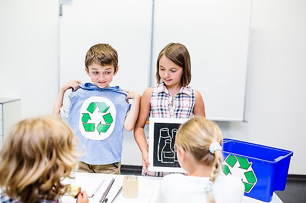 포토 JPG 서양인 외국인 학생 응시 옷 여자 남자 어린이 교실 학교 실내 서기 웃음 들기 앉기 여러명 상반신 앞모습 뒷모습 10대 친구 스쿨라이프 재활용 미니칠판 국내포토 라이프스타일 시선 교육 뷰포인트 다수 관계 모션 청소년 표정 사람 인종 내부 칠판 친환경 파일형식