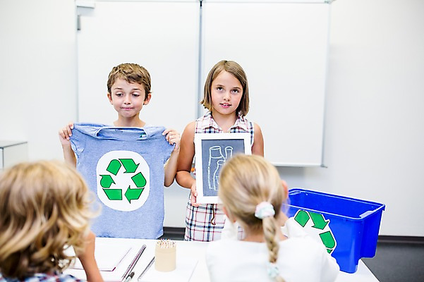 포토 JPG 서양인 외국인 학생 옷 여자 남자 어린이 교실 학교 실내 서기 들기 앉기 여러명 상반신 앞모습 뒷모습 10대 친구 스쿨라이프 재활용 미니칠판 국내포토 라이프스타일 교육 뷰포인트 다수 관계 모션 청소년 사람 인종 내부 칠판 친환경 파일형식