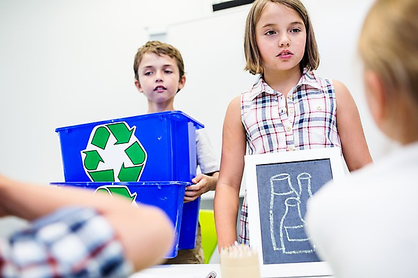 포토 JPG 서양인 외국인 학생 응시 여자 남자 어린이 교실 학교 실내 서기 들기 앉기 여러명 상반신 앞모습 뒷모습 아웃포커스 10대 친구 스쿨라이프 재활용 미니칠판 플라스틱박스 국내포토 라이프스타일 시선 교육 뷰포인트 다수 관계 모션 청소년 촬영기법 사람 인종 내부 상자 칠판 친환경 파일형식