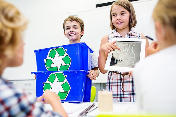 포토 JPG 서양인 외국인 학생 응시 여자 남자 어린이 교실 학교 실내 서기 웃음 들기 앉기 여러명 상반신 앞모습 뒷모습 아웃포커스 10대 친구 스쿨라이프 재활용 미니칠판 플라스틱박스 국내포토 라이프스타일 시선 교육 뷰포인트 다수 관계 모션 청소년 촬영기법 표정 사람 인종 내부 상자 칠판 친환경 파일형식