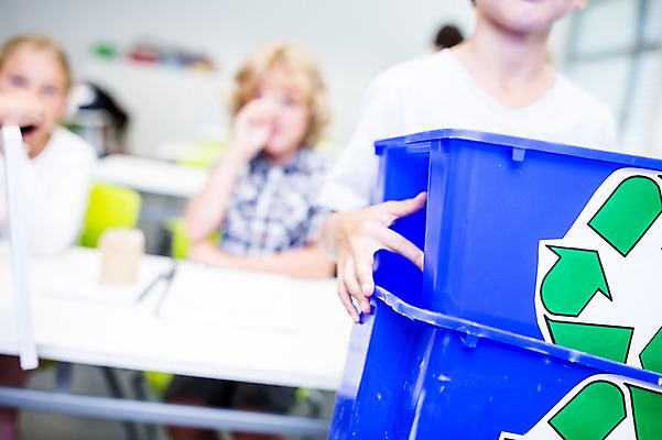 포토 JPG 서양인 외국인 학생 여자 남자 어린이 교실 학교 실내 들기 앉기 상반신 앞모습 아웃포커스 10대 세명 친구 스쿨라이프 재활용 플라스틱박스 국내포토 라이프스타일 교육 뷰포인트 관계 모션 청소년 촬영기법 사람 인종 내부 상자 친환경 파일형식
