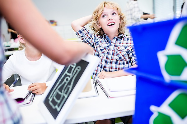 포토 JPG 서양인 외국인 학생 응시 여자 남자 어린이 교실 학교 실내 서기 웃음 들기 앉기 상반신 앞모습 아웃포커스 10대 세명 친구 스쿨라이프 재활용 미니칠판 플라스틱박스 국내포토 라이프스타일 시선 교육 뷰포인트 관계 모션 청소년 촬영기법 표정 사람 인종 내부 상자 칠판 친환경 파일형식