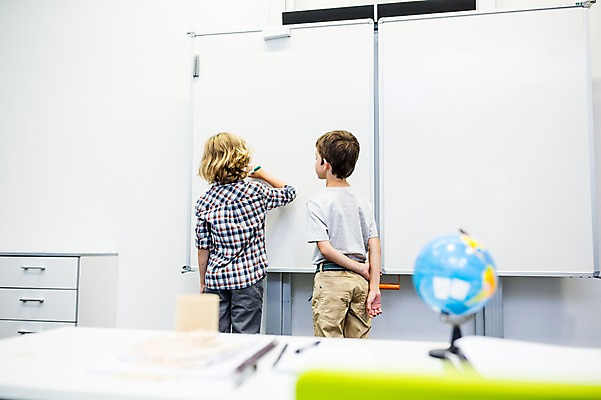 포토 JPG 서양인 외국인 학생 남자 어린이 교실 학교 실내 서기 상반신 두명 뒷모습 아웃포커스 10대 친구 지구본 스쿨라이프 칠판 낙서 십대남자만 국내포토 라이프스타일 교육 뷰포인트 관계 모션 청소년 촬영기법 사람 인종 내부 남자만 십대만 파일형식