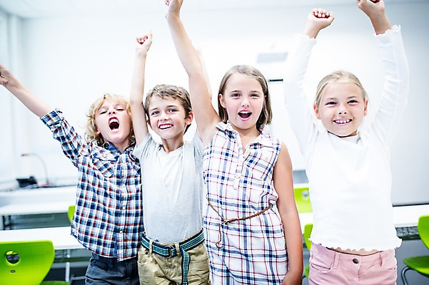 포토 JPG 서양인 외국인 학생 응시 여자 남자 어린이 교실 학교 실내 서기 웃음 여러명 상반신 앞모습 10대 친구 스쿨라이프 손들기 기쁨 만세 국내포토 라이프스타일 시선 교육 감정 뷰포인트 다수 관계 모션 청소년 표정 사람 인종 내부 파일형식