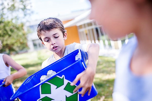 포토 JPG 주간 서양인 외국인 학생 응시 여자 남자 어린이 학교 서기 상반신 야외 앞모습 옆모습 아웃포커스 10대 세명 친구 스쿨라이프 재활용 플라스틱박스 국내포토 자연요소 라이프스타일 시선 교육 뷰포인트 관계 모션 청소년 촬영기법 사람 인종 상자 친환경 파일형식