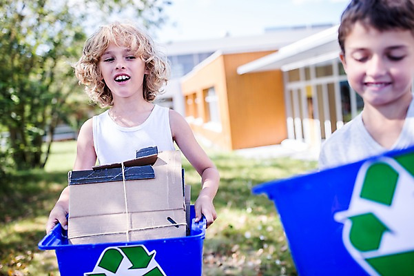 포토 JPG 주간 서양인 외국인 학생 응시 남자 어린이 학교 서기 웃음 들기 상반신 야외 두명 앞모습 10대 친구 스쿨라이프 재활용 종이상자 플라스틱박스 십대남자만 국내포토 자연요소 라이프스타일 시선 교육 뷰포인트 관계 모션 청소년 표정 사람 인종 상자 친환경 남자만 십대만 파일형식
