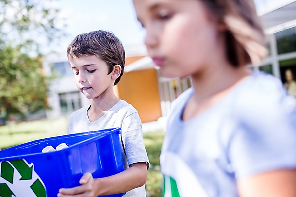 포토 JPG 주간 서양인 외국인 학생 응시 여자 남자 어린이 학교 서기 상반신 야외 두명 옆모습 아웃포커스 10대 친구 스쿨라이프 재활용 플라스틱박스 국내포토 자연요소 라이프스타일 시선 교육 뷰포인트 관계 모션 청소년 촬영기법 사람 인종 상자 친환경 파일형식