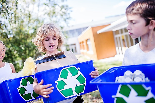 포토 JPG 주간 서양인 외국인 학생 응시 여자 남자 어린이 학교 서기 들기 상반신 야외 앞모습 옆모습 10대 세명 친구 스쿨라이프 재활용 플라스틱박스 국내포토 자연요소 라이프스타일 시선 교육 뷰포인트 관계 모션 청소년 사람 인종 상자 친환경 파일형식