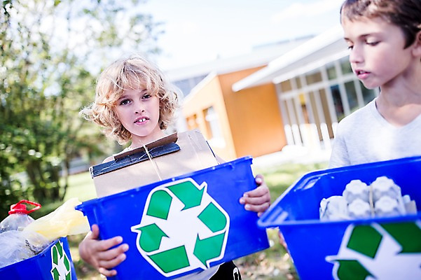 포토 JPG 주간 서양인 외국인 학생 응시 남자 어린이 학교 서기 상반신 야외 두명 앞모습 10대 친구 스쿨라이프 재활용 플라스틱박스 십대남자만 국내포토 자연요소 라이프스타일 시선 교육 뷰포인트 관계 모션 청소년 사람 인종 상자 친환경 남자만 십대만 파일형식