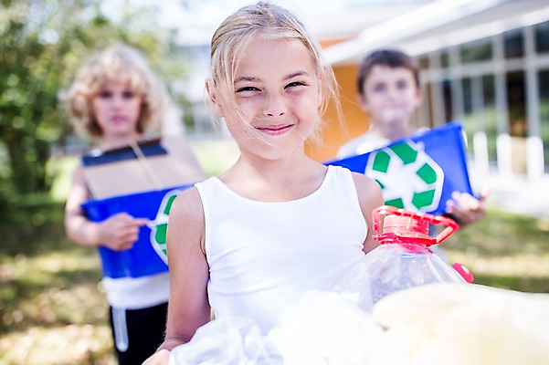 포토 JPG 주간 서양인 외국인 학생 응시 여자 남자 어린이 학교 서기 웃음 들기 상반신 야외 앞모습 아웃포커스 10대 세명 친구 스쿨라이프 재활용 플라스틱박스 국내포토 자연요소 라이프스타일 시선 교육 뷰포인트 관계 모션 청소년 촬영기법 표정 사람 인종 상자 친환경 파일형식