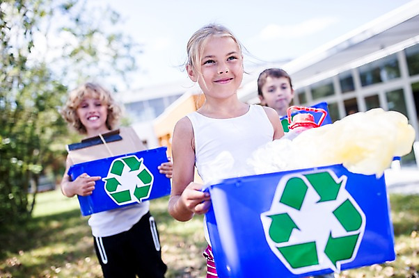 포토 JPG 주간 서양인 외국인 학생 응시 여자 남자 어린이 학교 서기 웃음 상반신 야외 앞모습 아웃포커스 10대 세명 친구 스쿨라이프 재활용 플라스틱박스 국내포토 자연요소 라이프스타일 시선 교육 뷰포인트 관계 모션 청소년 촬영기법 표정 사람 인종 상자 친환경 파일형식