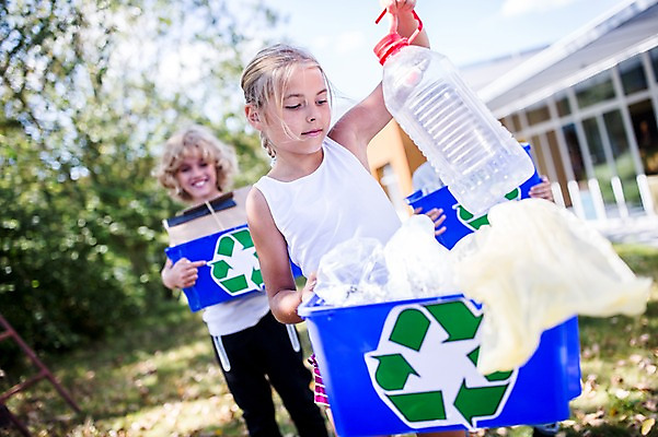 포토 JPG 주간 서양인 외국인 학생 응시 여자 남자 어린이 학교 서기 들기 상반신 야외 두명 앞모습 아웃포커스 10대 친구 스쿨라이프 재활용 플라스틱박스 국내포토 자연요소 라이프스타일 시선 교육 뷰포인트 관계 모션 청소년 촬영기법 사람 인종 상자 친환경 파일형식