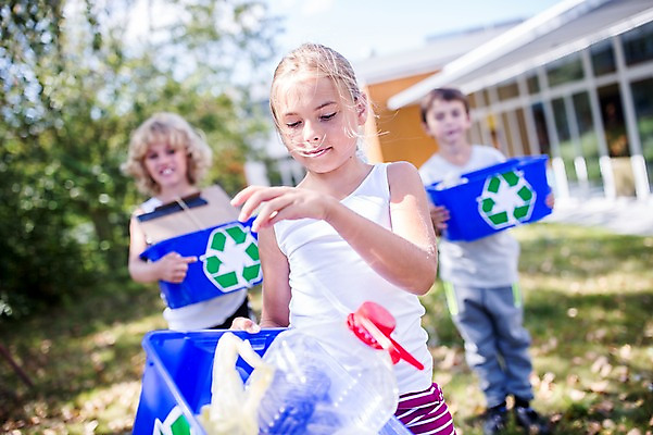 포토 JPG 주간 서양인 외국인 학생 응시 여자 남자 어린이 학교 서기 웃음 들기 상반신 야외 앞모습 아웃포커스 10대 세명 친구 스쿨라이프 재활용 플라스틱박스 국내포토 자연요소 라이프스타일 시선 교육 뷰포인트 관계 모션 청소년 촬영기법 표정 사람 인종 상자 친환경 파일형식