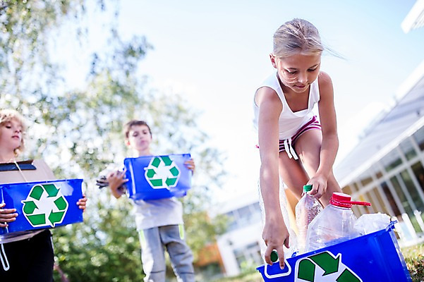 포토 JPG 주간 서양인 외국인 학생 응시 여자 남자 어린이 학교 서기 들기 상반신 야외 앞모습 아웃포커스 10대 세명 친구 스쿨라이프 재활용 플라스틱박스 국내포토 자연요소 라이프스타일 시선 교육 뷰포인트 관계 모션 청소년 촬영기법 사람 인종 상자 친환경 파일형식