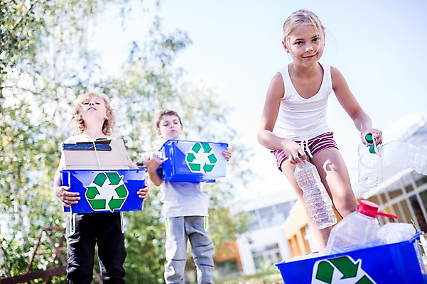 포토 JPG 주간 서양인 외국인 학생 응시 여자 남자 어린이 학교 서기 들기 상반신 야외 앞모습 아웃포커스 10대 세명 친구 스쿨라이프 재활용 플라스틱박스 국내포토 자연요소 라이프스타일 시선 교육 뷰포인트 관계 모션 청소년 촬영기법 사람 인종 상자 친환경 파일형식