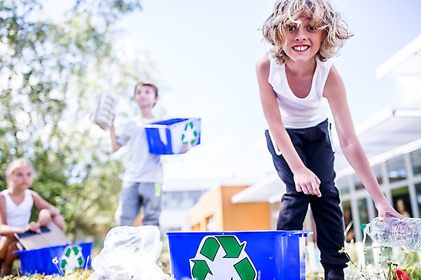 포토 JPG 주간 서양인 외국인 학생 응시 여자 남자 어린이 학교 서기 웃음 들기 앉기 상반신 야외 10대 세명 친구 스쿨라이프 재활용 플라스틱박스 국내포토 자연요소 라이프스타일 시선 교육 관계 모션 청소년 표정 사람 인종 상자 친환경 파일형식