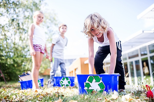 포토 JPG 주간 전신 서양인 외국인 학생 응시 여자 남자 어린이 학교 서기 웃음 상반신 야외 앞모습 10대 세명 친구 스쿨라이프 재활용 플라스틱박스 국내포토 자연요소 라이프스타일 시선 교육 뷰포인트 관계 모션 청소년 표정 사람 인종 상자 친환경 파일형식