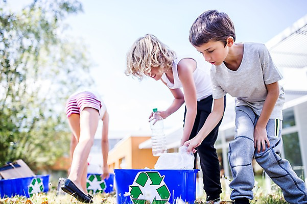 포토 JPG 주간 전신 서양인 외국인 학생 응시 여자 남자 어린이 학교 서기 상반신 야외 옆모습 아웃포커스 10대 세명 친구 스쿨라이프 재활용 페트병 플라스틱박스 국내포토 자연요소 라이프스타일 시선 교육 뷰포인트 관계 모션 청소년 촬영기법 사람 인종 상자 친환경 병_담는 파일형식