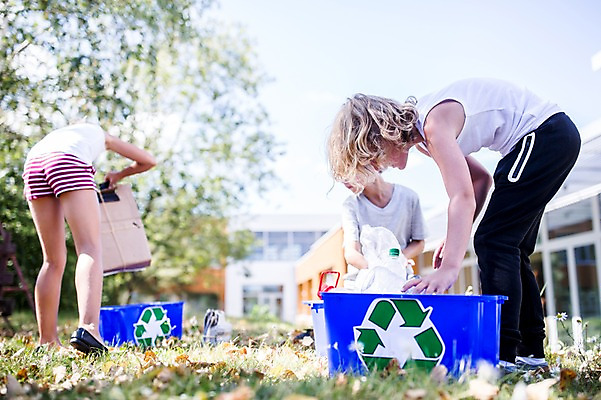 포토 JPG 주간 전신 서양인 외국인 학생 응시 여자 남자 어린이 학교 서기 상반신 야외 옆모습 아웃포커스 10대 세명 친구 스쿨라이프 재활용 플라스틱박스 국내포토 자연요소 라이프스타일 시선 교육 뷰포인트 관계 모션 청소년 촬영기법 사람 인종 상자 친환경 파일형식