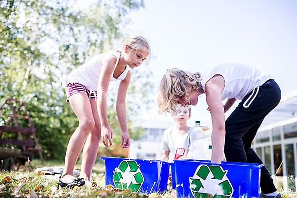 포토 JPG 주간 전신 서양인 외국인 학생 응시 여자 남자 어린이 학교 서기 상반신 야외 옆모습 아웃포커스 10대 세명 친구 스쿨라이프 재활용 플라스틱박스 국내포토 자연요소 라이프스타일 시선 교육 뷰포인트 관계 모션 청소년 촬영기법 사람 인종 상자 친환경 파일형식