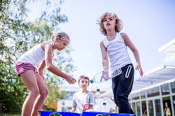 포토 JPG 주간 서양인 외국인 학생 응시 여자 남자 어린이 학교 서기 상반신 야외 앞모습 옆모습 아웃포커스 10대 세명 친구 스쿨라이프 재활용 페트병 플라스틱박스 국내포토 자연요소 라이프스타일 시선 교육 뷰포인트 관계 모션 청소년 촬영기법 사람 인종 상자 친환경 병_담는 파일형식