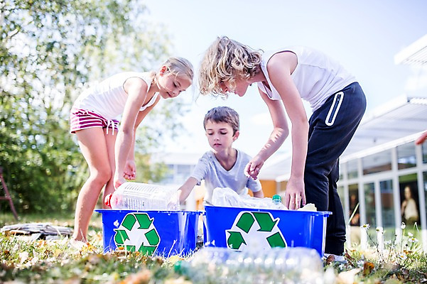 포토 JPG 주간 서양인 외국인 학생 응시 여자 남자 어린이 학교 서기 상반신 야외 앞모습 옆모습 아웃포커스 10대 세명 친구 스쿨라이프 재활용 페트병 플라스틱박스 국내포토 자연요소 라이프스타일 시선 교육 뷰포인트 관계 모션 청소년 촬영기법 사람 인종 상자 친환경 병_담는 파일형식
