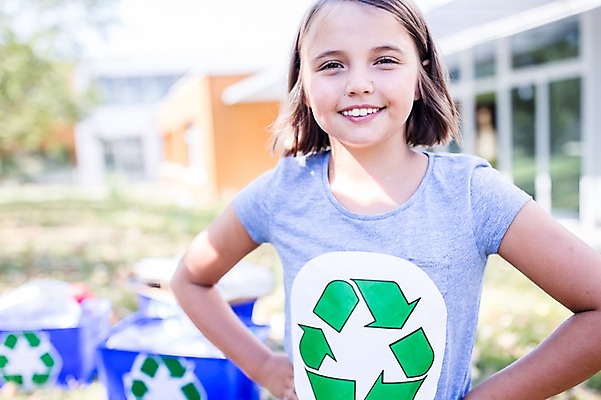 포토 JPG 주간 서양인 외국인 학생 응시 옷 여자 어린이 학교 한명 서기 웃음 상반신 야외 앞모습 10대 스쿨라이프 재활용 플라스틱박스 십대여자한명만 국내포토 자연요소 1 라이프스타일 시선 교육 뷰포인트 모션 청소년 표정 사람 인종 상자 친환경 여자한명만 십대여자만 파일형식