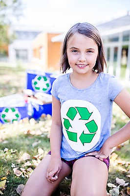 포토 JPG 주간 서양인 외국인 학생 응시 옷 여자 어린이 학교 한명 웃음 앉기 상반신 야외 앞모습 아웃포커스 10대 스쿨라이프 재활용 플라스틱박스 십대여자한명만 국내포토 자연요소 1 라이프스타일 시선 교육 뷰포인트 모션 청소년 촬영기법 표정 사람 인종 상자 친환경 여자한명만 십대여자만 파일형식