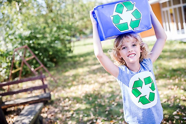 포토 JPG 주간 서양인 외국인 학생 응시 옷 남자 어린이 학교 한명 서기 웃음 들기 상반신 야외 앞모습 10대 스쿨라이프 재활용 플라스틱박스 십대남자한명만 국내포토 자연요소 1 라이프스타일 시선 교육 뷰포인트 모션 청소년 표정 사람 인종 상자 친환경 남자한명만 십대남자만 파일형식
